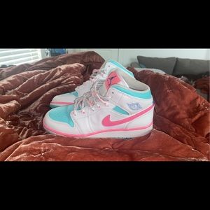 Nike Jordan 1’s mids